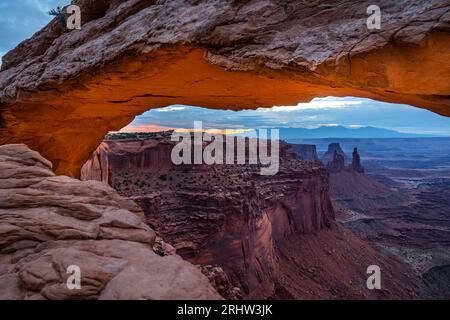 vue de mesa arch au parc national canyonlands utah au lever du soleil Banque D'Images