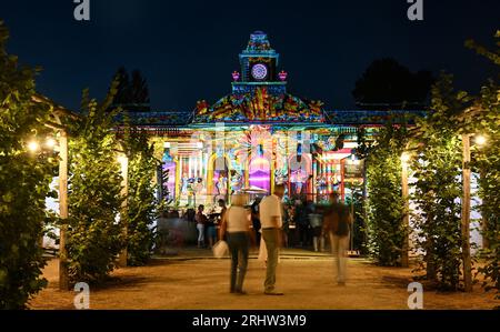 Potsdam, Allemagne. 18 août 2023. La galerie de photos illuminée de la 25e nuit du palais de Potsdam dans le parc de Sanssouci, qui a lieu les 18 et 19 août. Avec le titre 'prachtig' une touche néerlandaise a été donnée au programme. Un monde de conte de fées de danse, théâtre, musique, acrobaties, lectures, des installations lumineuses et des délices culinaires seront proposés dans le parc du palais de Sanssouci. Crédit : Britta Pedersen/dpa/Alamy Live News Banque D'Images