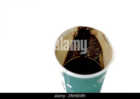 Une tasse de café turc ivre dans une tasse de mousse jetable isolée sur un fond blanc, avec le texte de l'heure du café, l'amour et la tour Eiffel dessus, Banque D'Images