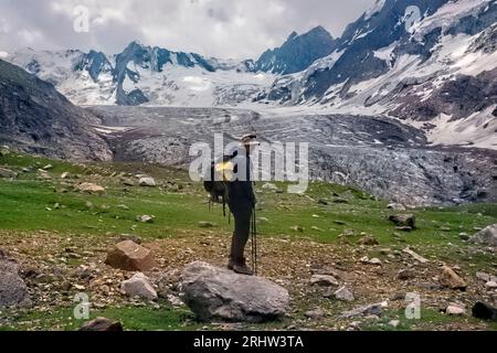 Vue sur l'immense glacier Bracken lors d'un trek du Zanskar à la vallée de Warwan, chaîne de Pir Panjal, Cachemire, Inde Banque D'Images