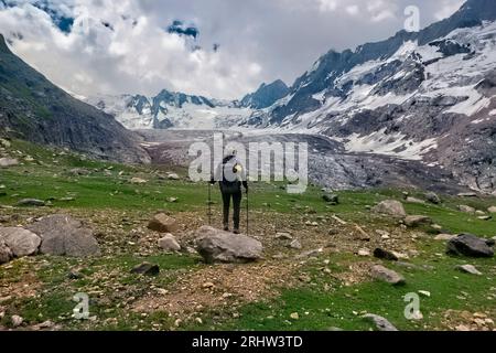 Vue sur l'immense glacier Bracken lors d'un trek du Zanskar à la vallée de Warwan, chaîne de Pir Panjal, Cachemire, Inde Banque D'Images