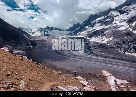 Vue sur l'immense glacier Bracken lors d'un trek du Zanskar à la vallée de Warwan, chaîne de Pir Panjal, Cachemire, Inde Banque D'Images