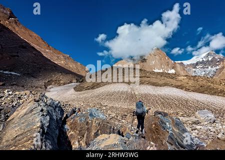 Grimpeur remontant le glacier Bracken sur un trek du Zanskar à la vallée de Warwan, chaîne de Pir Panjal, Cachemire, Inde Banque D'Images