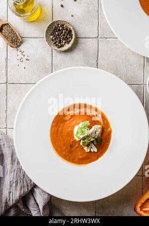 Soupe à la crème de poivrons cuits au four avec paprika et fromage feta grec Banque D'Images