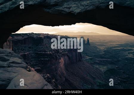 vue mystérieuse de mesa arch au parc national canyonlands Banque D'Images