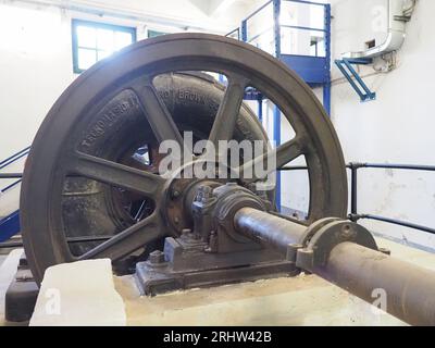 RIVOLI, ITALIE - 10 JUIN 2023 : ancienne machine rotative à turbine à eau pour convertir l'énergie de l'eau en travaux mécaniques et en production d'énergie électrique Banque D'Images