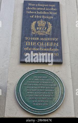 Plaques marquant le lieu de naissance à bruton Street, londres, de la reine monarque britannique elizabeth II , née ici le 21 avril 1926 Banque D'Images