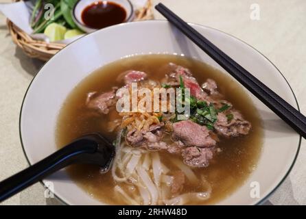 Bol de délicieux bœuf Pho, une soupe populaire vietnamienne aux nouilles Banque D'Images