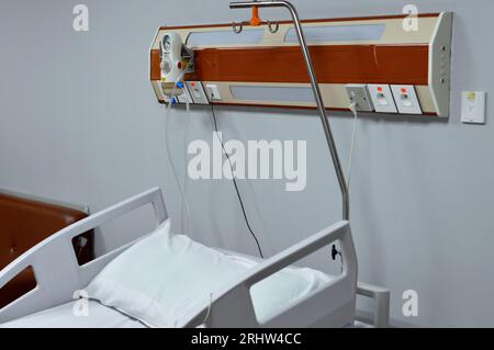 Le Caire, Egypte, août 5 2023 : chambre d'hospitalisation à l'intérieur d'un hôpital avec un panneau de commande au-dessus du lit du patient avec dispositif de régulateur de vide aspirateur connecté Banque D'Images