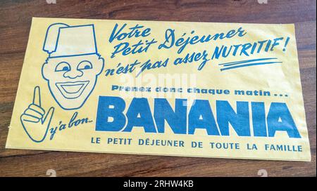 Bordeaux , France - 08 18 2023 : chapeau de papier publicitaire vintage en poudre de chocolat Banania avec logo vintage marque et signe de texte des années cinquante Banque D'Images