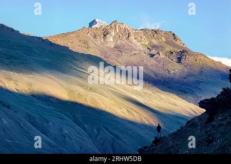 Trekker silhouette dans la lumière de fin d'après-midi, Panikhar, Zanskar, Inde Banque D'Images