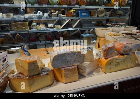 Tel-Aviv, Israël avril 2023 : un grand choix de fromages différents dans un magasin Banque D'Images