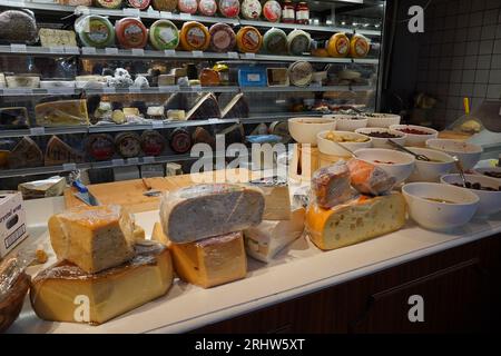 Tel-Aviv, Israël avril 2023 : un grand choix de fromages différents dans un magasin Banque D'Images