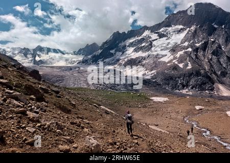 Traversée du glacier Bracken lors d'un trek du Zanskar à la vallée de Warwan, chaîne de Pir Panjal, Cachemire, Inde Banque D'Images