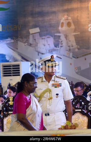Non exclusif : 17 août 2023, Kolakata, Inde : le président indien Droupadi Murmu et le chef de l'état-major de la Marine Amiral R. Hari Kumar, PVSM, AVSM, VSM att Banque D'Images