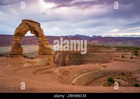 arc délicat après le coucher du soleil dans le parc national arches dans l'utah usa Banque D'Images