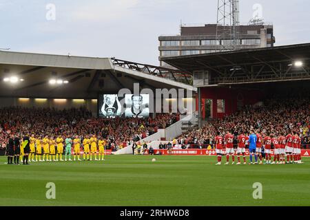 Minutes d'applaudissements célébrant la perte des anciens Reds Trevor Francis et Chris Bart-Williams lors du match de Premier League entre Nottingham Forest et Sheffield United au City Ground, Nottingham, le vendredi 18 août 2023. (Photo : Jon Hobley | MI News) crédit : MI News & Sport / Alamy Live News Banque D'Images