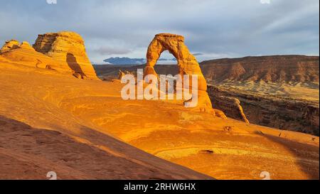 coucher de soleil à l'arche délicate dans le parc national des arches dans l'utah usa Banque D'Images