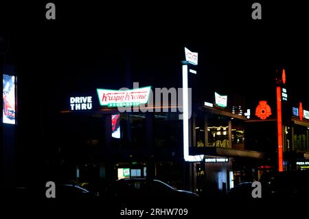 Le Caire, Égypte, août 9 2023 : Krispy Kreme, Inc., anciennement Krispy Kreme Doughnuts, Inc., une multinationale américaine spécialisée dans la fabrication de beignets et coffeehouse c Banque D'Images