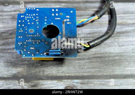 Carte de circuit électronique de commutateur électronique de contrôle de pression automatique de pompe à eau brûlée, carte électronique qui a été brûlée en raison d'une surcharge électrique à haute tension o Banque D'Images