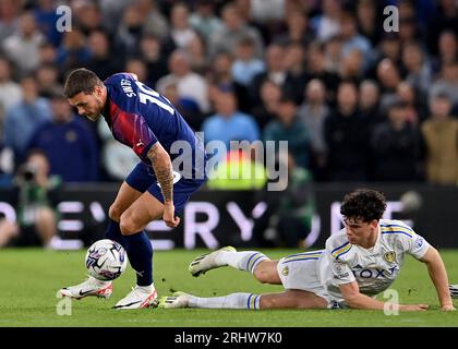 Leeds, Royaume-Uni. 18 août 2023. John Swift de West Bromwich Albion se sépare d'Archie Gray de Leeds United lors du Sky Bet Championship Match à Elland Road, Leeds. Le crédit photo devrait être : Gary Oakley/Sportimage crédit : Sportimage Ltd/Alamy Live News Banque D'Images