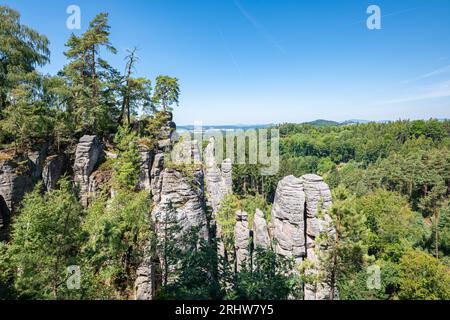 Vue panoramique des tours rocheuses de Prachov Rocks (tchèque : Prachovské skály) en Bohême, République tchèque. Banque D'Images