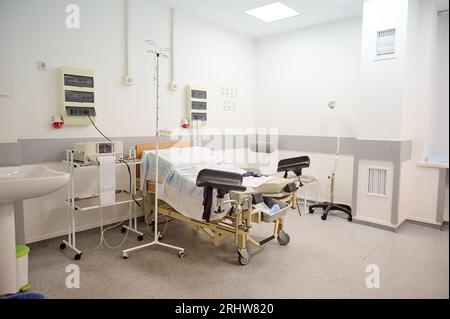 Salle d'accouchement vide avec lit et médical. espace pour le texte. Intérieur d'un service hospitalier en maternité. Accouchement. Livraison. Concept de travail. Obstet Banque D'Images