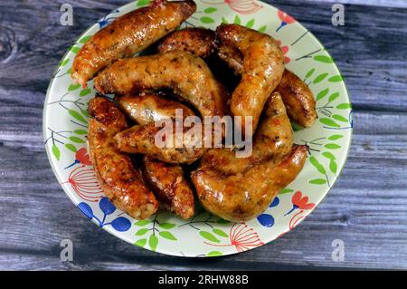 Saucisse traditionnelle égyptienne maison de marmebar farci frits qui est fondamentalement des intestins qui sont remplis de riz épicé, herbes, oignon, et tomate Banque D'Images