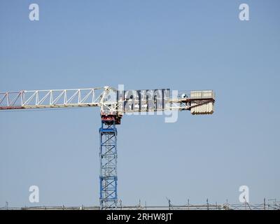 Le Caire, Egypte, juillet 21 2023 : un chantier de construction d'un nouveau bâtiment industriel avec échafaudages et grues par Hassan Allam construction avec l'ondulation Banque D'Images