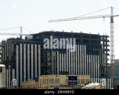 Gizeh, Egypte, juillet 21 2023 : Nouveau développement dans la ville de Sheikh Zayed à Gizeh, Un chantier de construction d'une nouvelle tour d'une entreprise industrielle bâtiment Wit Banque D'Images