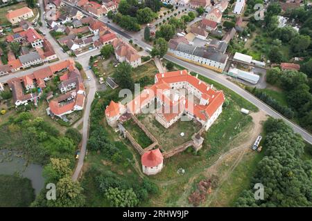 Cervena Recice château vue panoramique aérienne, paysage urbain tchèque, région vysocina, république tchèque, Europe, château ancien récemment réparé dans une petite ville Banque D'Images