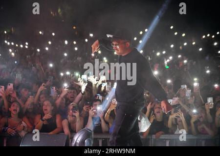 Ischia, . 19 août 2023. ISCHIA LE RAPPEUR NAPOLITAIN GEOLIER À ISCHIA POUR UN CONCERT HISTORIQUE EXCLUSIF !!! Crédit : Agence photo indépendante/Alamy Live News Banque D'Images