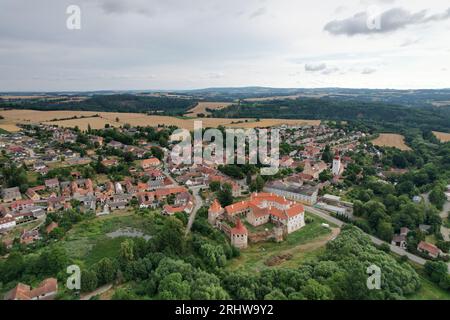 Cervena Recice château vue panoramique aérienne, paysage urbain tchèque, région vysocina, république tchèque, Europe, château ancien récemment réparé dans une petite ville Banque D'Images