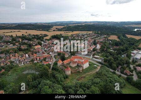 Cervena Recice château vue panoramique aérienne, paysage urbain tchèque, région vysocina, république tchèque, Europe, château ancien récemment réparé dans une petite ville Banque D'Images