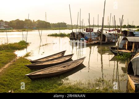 Le mode de vie flottant nomade de la communauté « Bede » Snake Charmers, image capturée le 9 septembre 2022, de Rahitpur, Bangladesh Banque D'Images