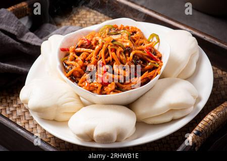 Yu-Shiang porc râpé, lanières de porc sauté dans la sauce de poisson avec baozi, cuisine du Sichuan Banque D'Images