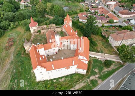 Cervena Recice château vue panoramique aérienne, paysage urbain tchèque, région vysocina, république tchèque, Europe, château ancien récemment réparé dans une petite ville Banque D'Images