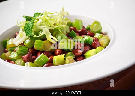 Cacahuètes trempées au céleri et au vinaigre Banque D'Images