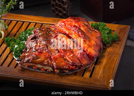 Cuisine chinoise, chops de viande d'agneau au barbecue，xinjiang，shashlik. Kebab. Côtelettes d'agneau grillées Banque D'Images