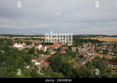 Cervena Recice château vue panoramique aérienne, paysage urbain tchèque, région vysocina, république tchèque, Europe, château ancien récemment réparé dans une petite ville Banque D'Images