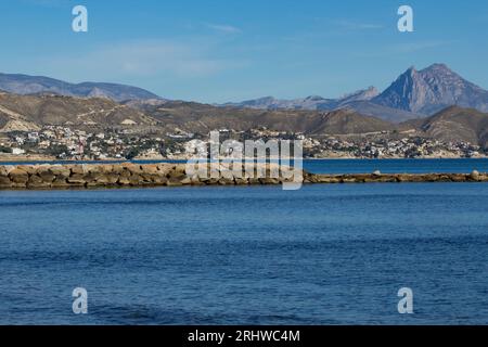 Paysage maritime avec des couches et Puig Campana en arrière-plan Banque D'Images