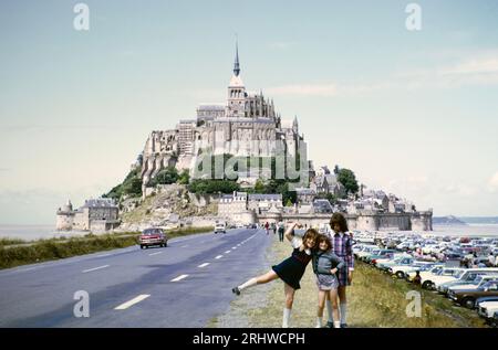 Chaussée Pont passerelle au Mont St Michel, Normandie, France 1975 Banque D'Images