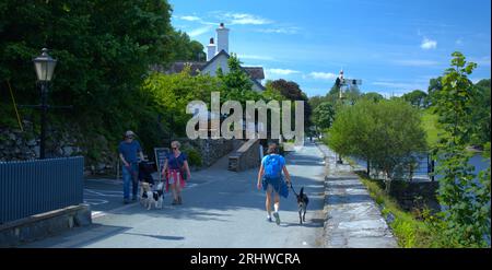 Promeneurs sur le sentier Mawddach à Penmaenpool, Gwynedd PAYS DE GALLES Royaume-Uni Banque D'Images