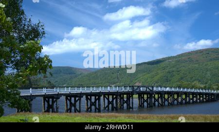 Pont à péage en bois sur l'Afon (rivière) Mawddach à Snowdonia Banque D'Images