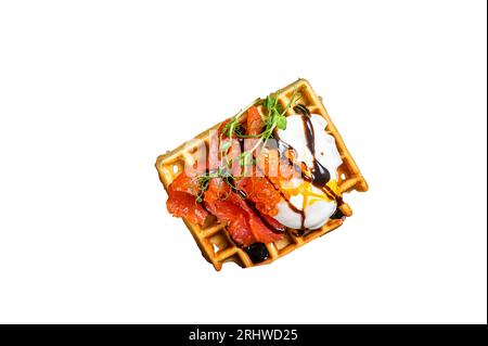 Délicieuse gaufre avec filet de saumon fumé, œuf poché et caviar rouge. Isolat de haute qualité, fond blanc Banque D'Images