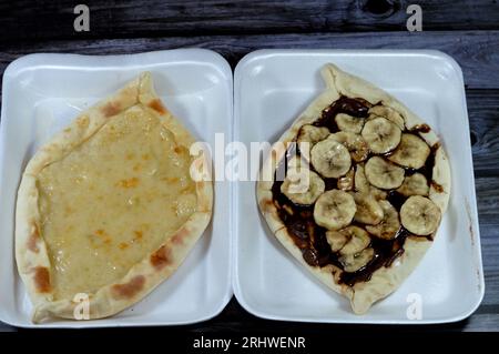 Un dessert du Moyen-Orient Chakhtoura, Une pâtisserie sucrée cuite au four et recouverte de chocolat, de tranches de banane, de yaourts de base labneh et de miel Banque D'Images