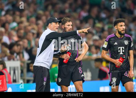 Brême, Deutschland. 18 août 2023. Entraîneur de gauche à droite Thomas TUCHEL (M), Leon GORETZKA (M), Noussair MAZRAOUI (M) instructions football 1e Bundesliga, 1e journée, SV Werder Bremen (HB) - FC Bayern Munich (M) 0 : 4, le 18,08 .2023 à Brême/Allemagne. La réglementation #DFL interdit toute utilisation de photographies comme séquences d'images et/ou quasi-vidéo # crédit : dpa/Alamy Live News crédit : dpa Picture alliance/Alamy Live News Banque D'Images