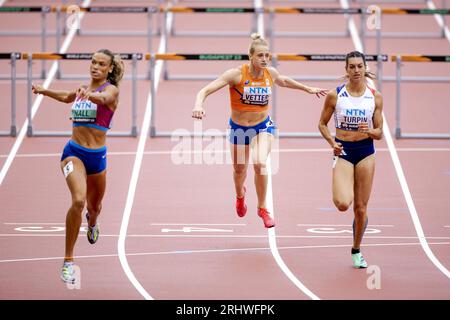 Budapest, Hongrie. 19 août 2023. BUDAPEST - Anouk Vetter en action sur les 100 mètres de l'heptathlon lors de la première journée des Championnats du monde d'athlétisme. ANP ROBIN VAN LONKHUIJSEN crédit : ANP/Alamy Live News crédit : ANP/Alamy Live News Banque D'Images