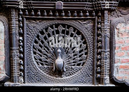 Népal, vallée de Katmandou, ville de Bhaktapur, place Dattatreya, fenêtre de paon sculptée du Pajuri Math Banque D'Images