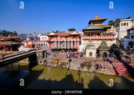 Népal, vallée de Katmandou, temple hindou de Pashupatinath dédié à Shiva, crémation sur les rives de la rivière Bagmati Banque D'Images